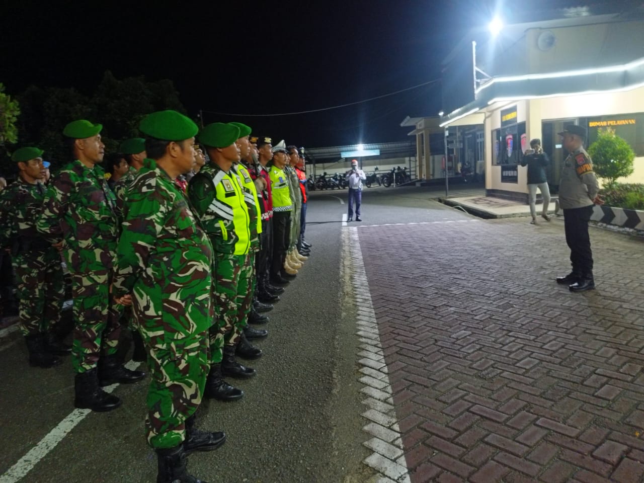 Lewat Patroli Gabungan Patroli Gabungan TNI–Polri Berikan Rasa Aman bagi Masyarakat Sumbawa Barat