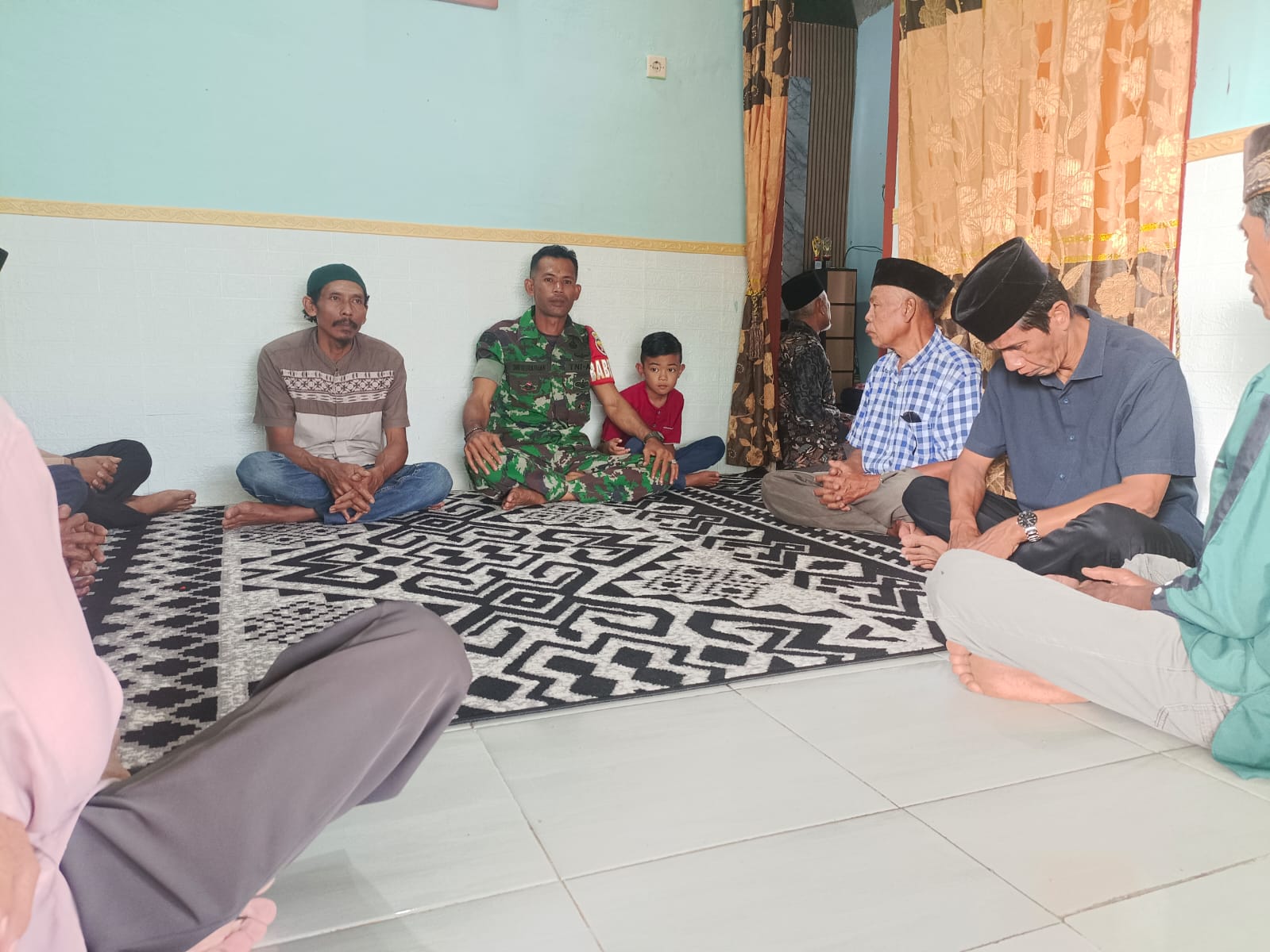 Babinsa Desa Mujahiddin Dukung Kegiatan Sosial Warga Lewat Acara Akikah