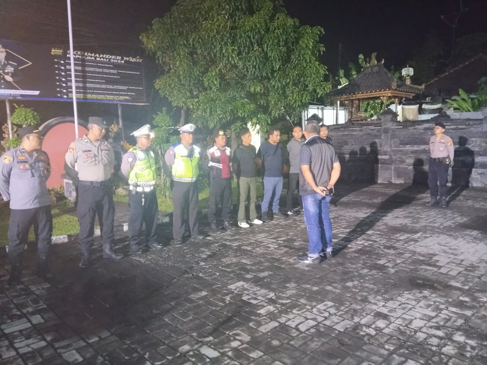 Kapolsek Dentim Pimpin Apel Atensi Malam Minggu, Ciptakan Situasi Aman dan Kondusif
