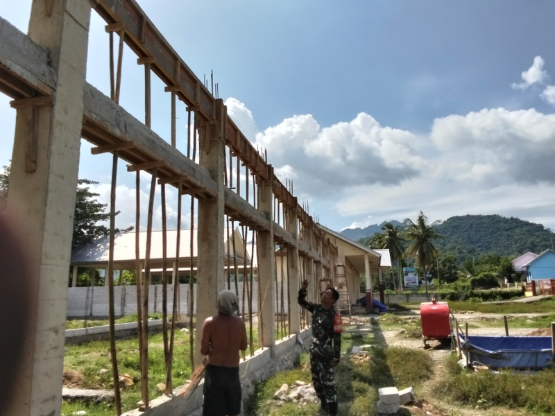 Dukung Ketahanan Pangan, Babinsa Desa Manemeng Dampingi Pembangunan KDKMP