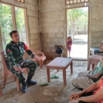 Dekatkan Diri dengan Warga, Babinsa Koramil 1627-03/Batutua Monitoring Wilayah Binaan