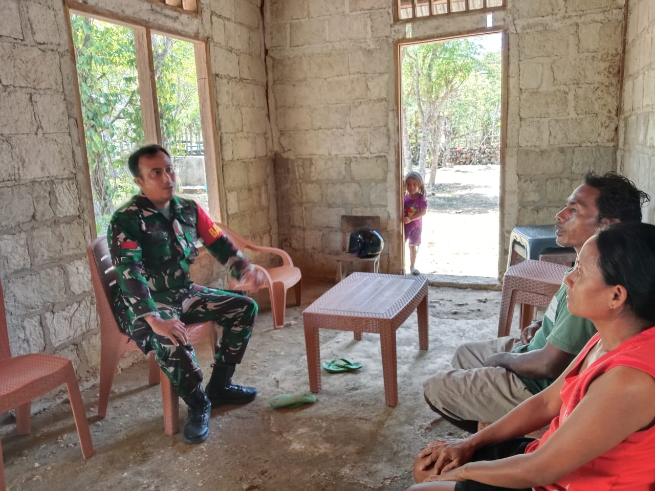 Dekatkan Diri dengan Warga, Babinsa Koramil 1627-03/Batutua Monitoring Wilayah Binaan