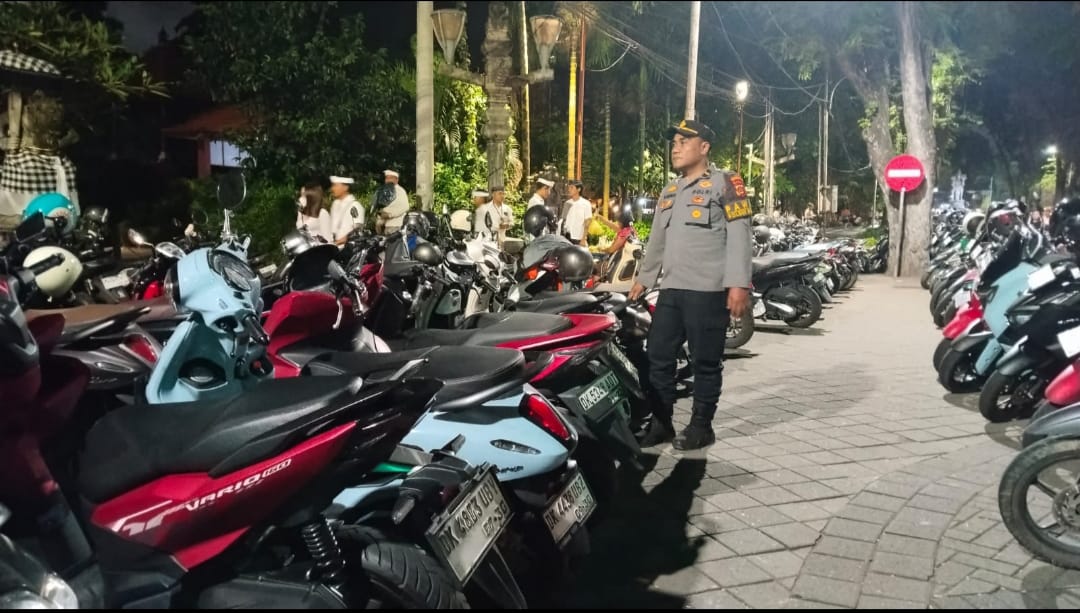 Polsek Dentim Atensi Persembahyangan Hari Raya Siwalatri di Pura Jagatnatha Denpasar