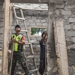 Kepedulian Babinsa, Sertu Sunardin Turun Langsung Bantu Warga Kerja Rumah