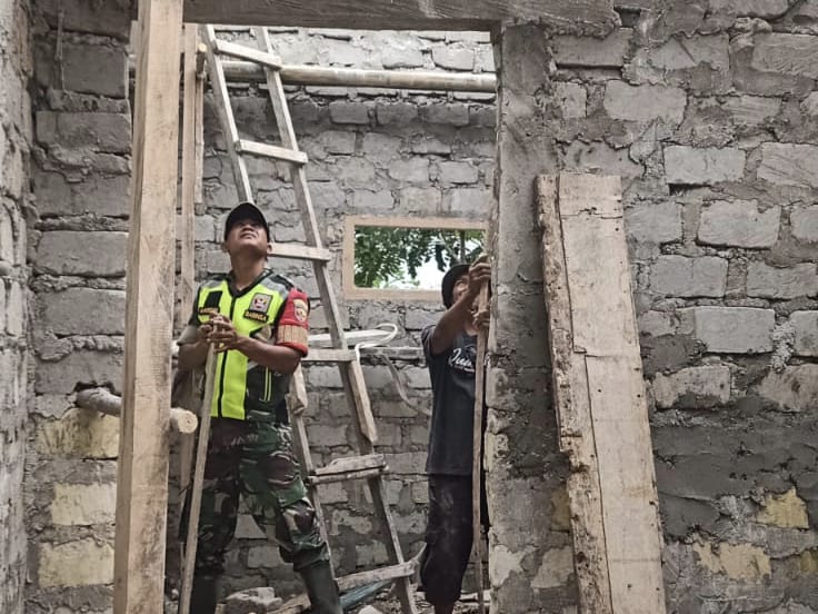 Kepedulian Babinsa, Sertu Sunardin Turun Langsung Bantu Warga Kerja Rumah