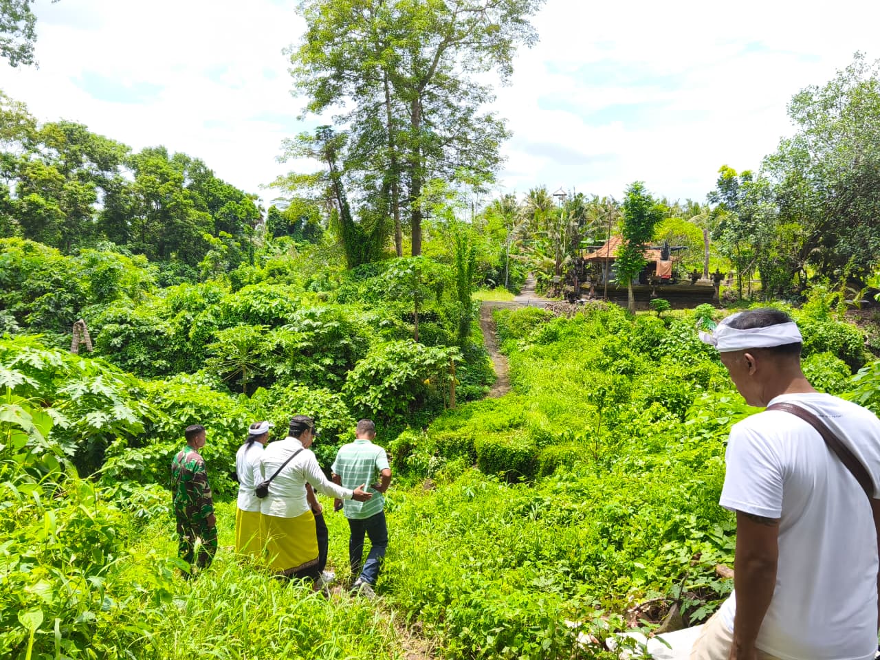 Perhatian pada Infrastruktur Desa, Dandim 1616/Gianyar Kunjungi Lokasi Rencana Jembatan di Blahbatuh