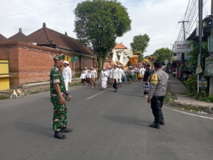 Babinsa dan Aparat Jaga Kekhidmatan Upacara Tawur Balik Sumpah Nawa Gempang di Tampaksiring
