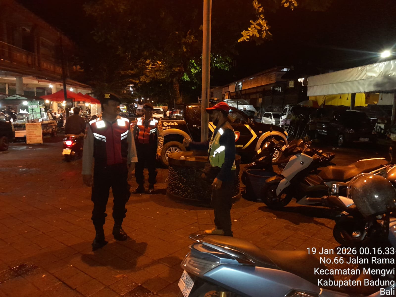 Polsek Mengwi Laksanakan Patroli Malam di Kawasan Pasar Tradisional Desa Adat Mengwi