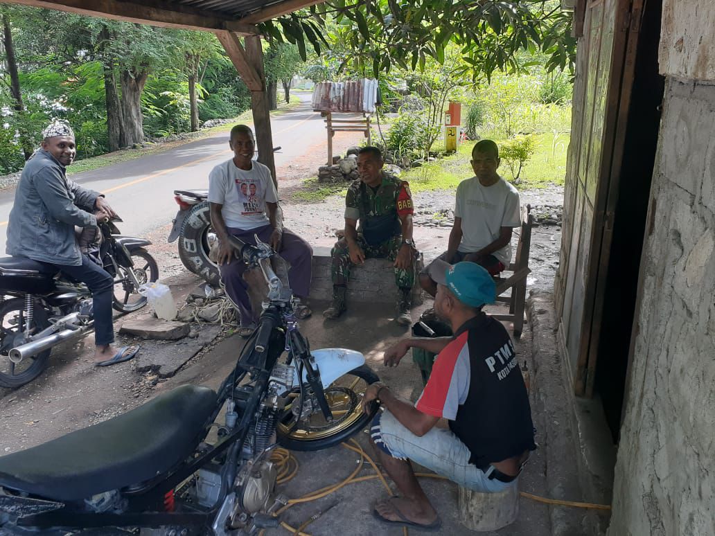 Babinsa Koramil 1622-04/Apui Tingkatkan Keamanan Wilayah Lewat Komsos