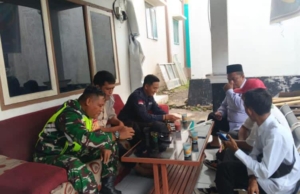 Komsos Babinsa Kembang Kerang Bersama Staf Desa, Wujudkan Informasi dan Bantuan yang Akuntabel