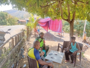 Situasi Aman, Babinsa Maurole Lakukan Monitoring dan Komsos di Desa Tou