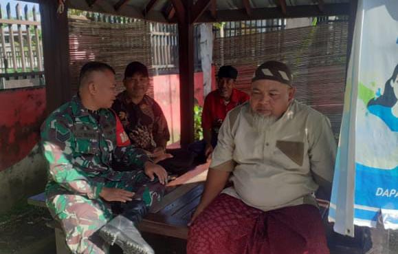 Babinsa Aikmel Barat Laksanakan Komsos untuk Perkuat Silaturahmi dan Keamanan Lingkungan