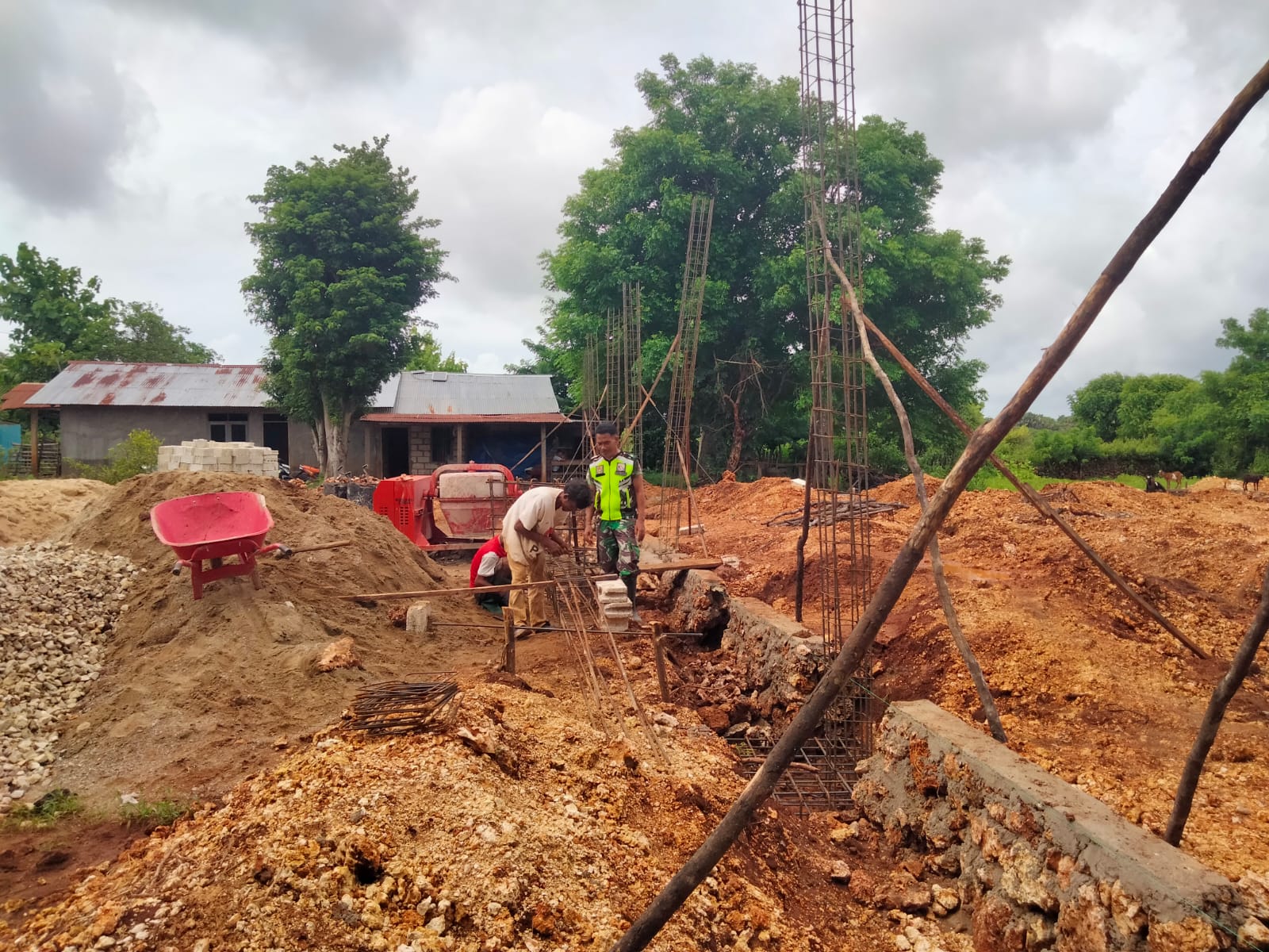 Babinsa Kodim 1627/RN Monitoring Pembangunan KDKMP di Desa Lekunik
