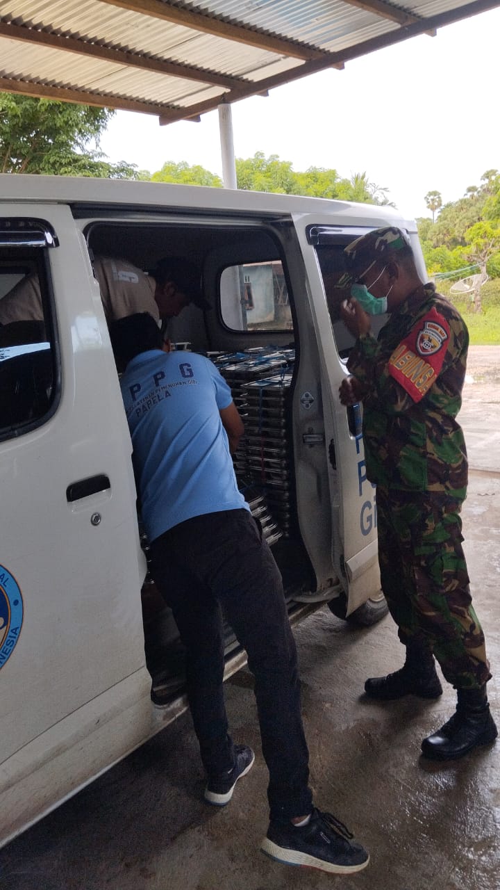 Babinsa Koramil 1627-02/Pantai Baru Dampingi Pemberian Makanan Bergizi Gratis di Rote Timur