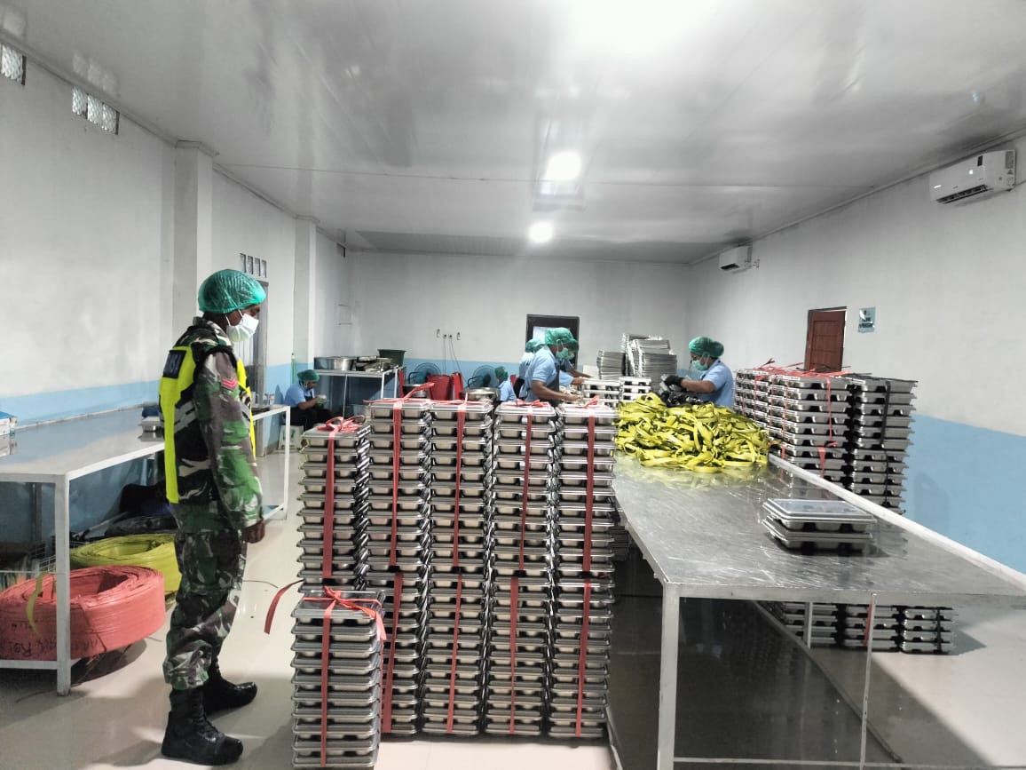 Babinsa Koramil 1627-02/Pantai Baru Dampingi Pemberian Makanan Sehat Bergizi bagi 3.093 Pelajar