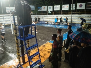 Bhabinkamtibmas Bersama TNI dan Pecalang Amankan Turnamen Voli Eka Putra Cup II di Batununggul.