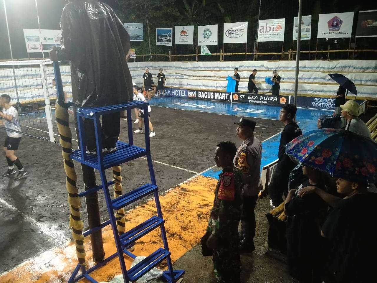 Bhabinkamtibmas Bersama TNI dan Pecalang Amankan Turnamen Voli Eka Putra Cup II di Batununggul.