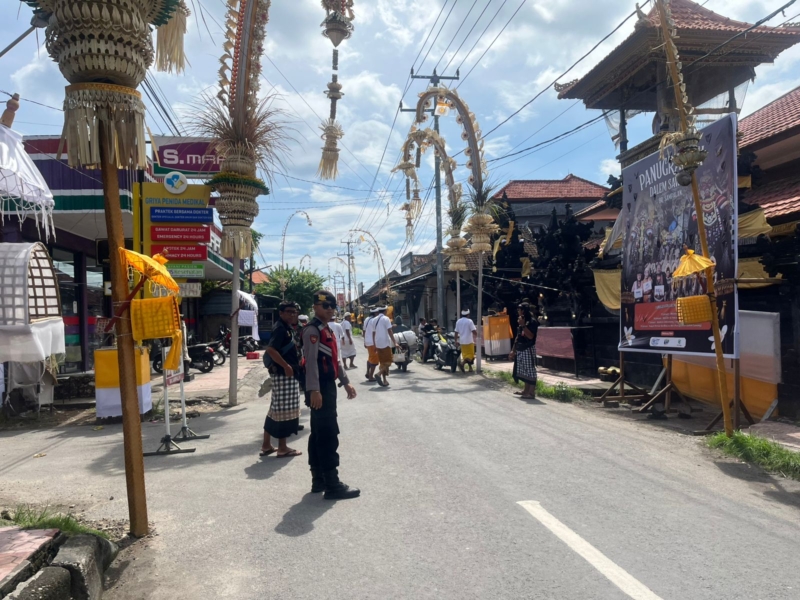Personel Polsubsektor Kawasan Pelabuhan Sampalan Amankan Rangkaian Dudonan Karya Agung Dalem Setra Batununggul.
