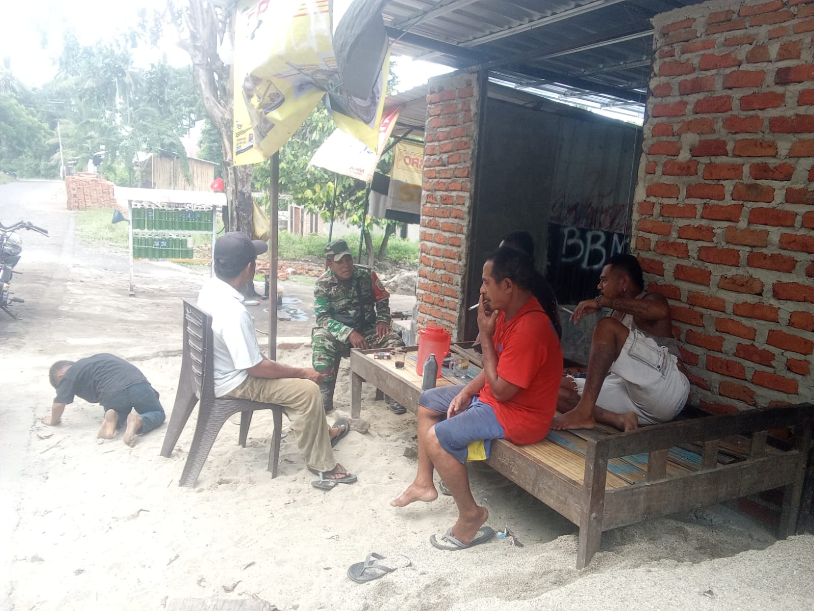 Babinsa TNI AD Perkuat Sinergitas dengan Warga Desa Loboniki melalui Komsos