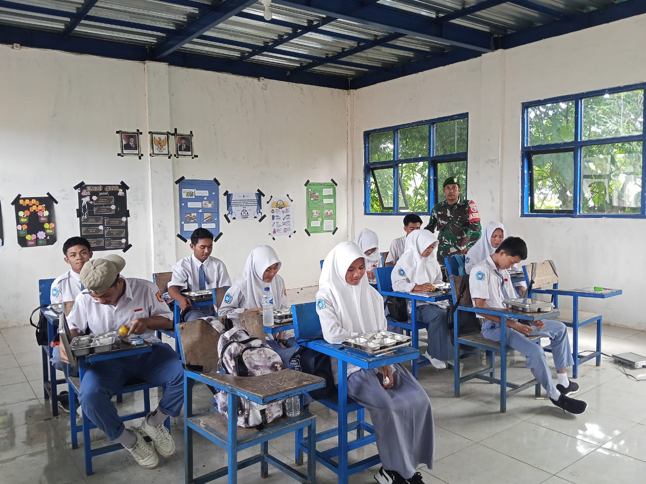 Sinergi TNI Dukung Gizi Pelajar Melalui Pendampingan MBG di Desa Belo