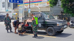 Cerminkan Wajib TNI, Koramil 1615-11/Aikmel Bantu Warga yang Mengalami Kendaraan Rusak