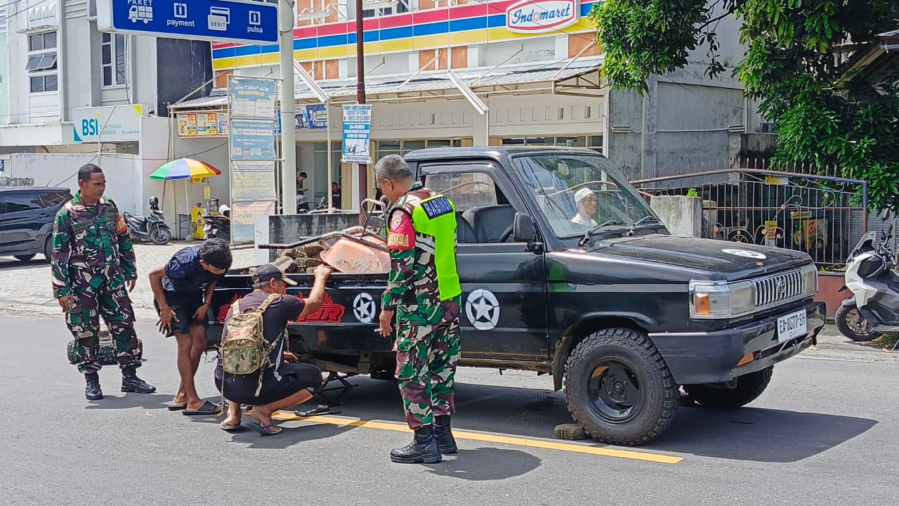 Cerminkan Wajib TNI, Koramil 1615-11/Aikmel Bantu Warga yang Mengalami Kendaraan Rusak
