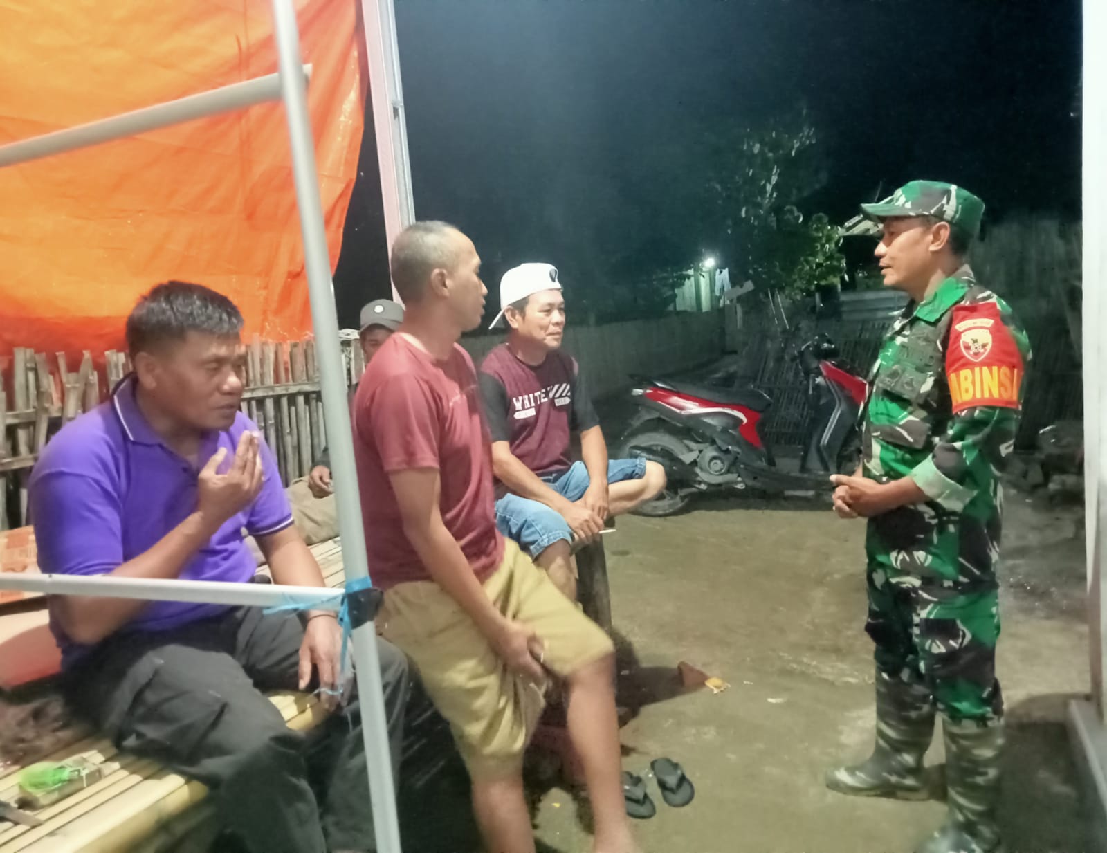 Sinergi TNI-Pol PP dan Masyarakat Terjalin Dalam Patroli Siskamling Kecamatan Woha