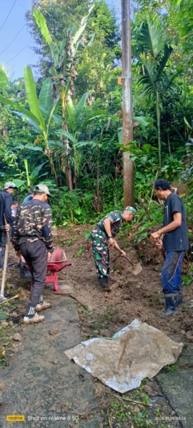 Gotong Royong Tanpa Batas, Babinsa Sepang dan Warga Bahu Membahu Bersihkan Material Jalan