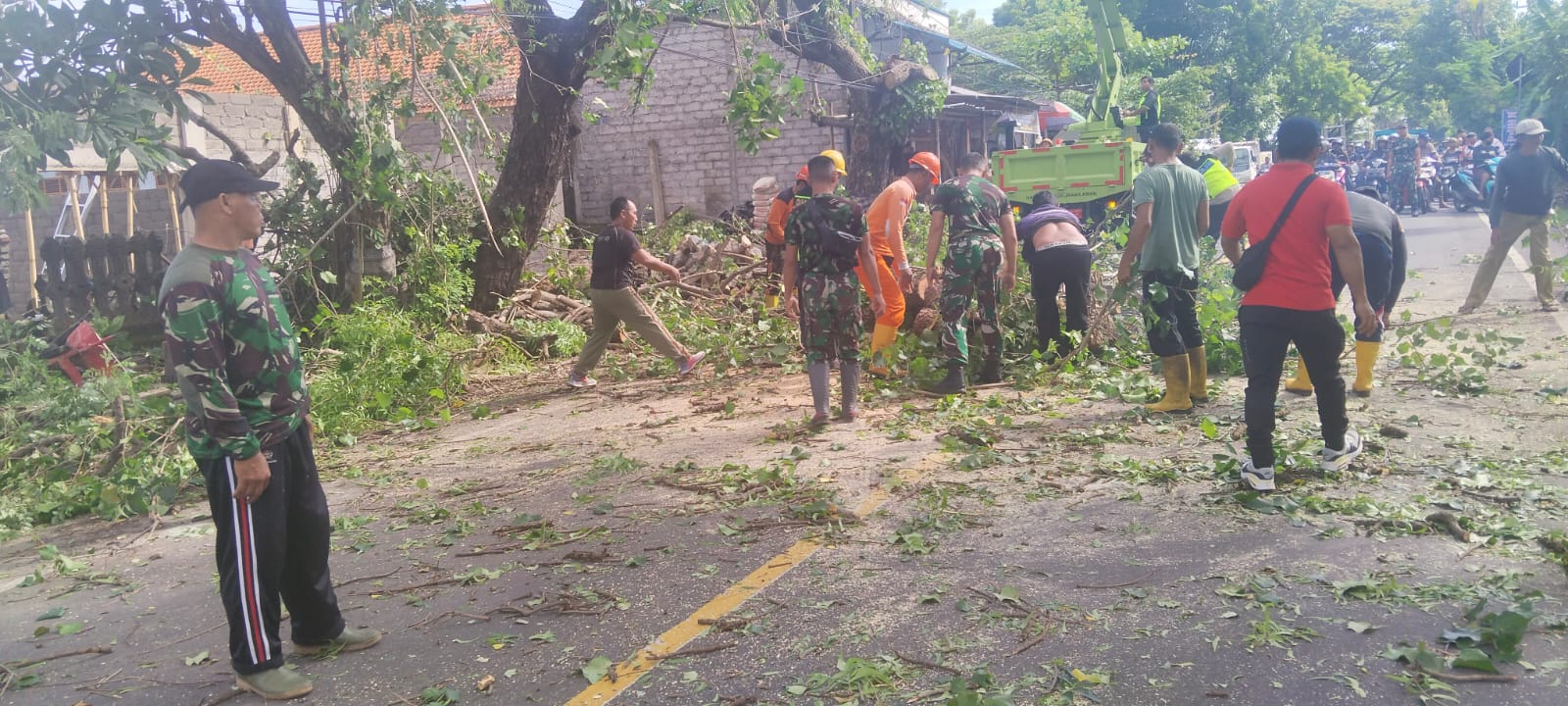 Dukung Ketertiban dan Keselamatan, Aparat dan Masyarakat Laksanakan Pemotongan Pohon di Kalanganyar
