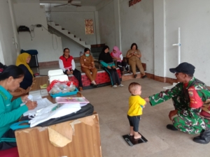Pantau Kesehatan Balita, Babinsa Koramil Klungkung Dampingi Posyandu Di Banjar Lebah