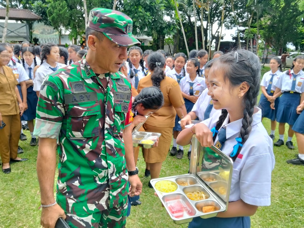 Paket Makan Bergizi Gratis Resmi Diluncurkan, Warga Desa Manikliyu Sambut Program MBG SPPG Bunutin