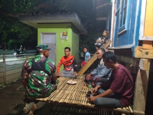 TNI Hadir di Tengah Masyarakat, Babinsa Poto Tano Laksanakan Patroli dan Imbauan Kamtibmas