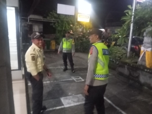 Polsek Selemadeg barat Gelar Patroli Malam Pantau Keamanan wilayah Cegah Gangguan Kamtibmas