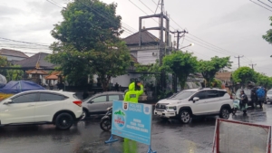 Pelayanan Prima, Personel Polsek Mengwi Sigap Atur Arus Lalu Lintas Meski di Guyur Hujan