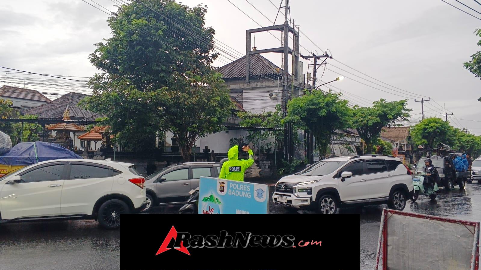 Pelayanan Prima, Personel Polsek Mengwi Sigap Atur Arus Lalu Lintas Meski di Guyur Hujan