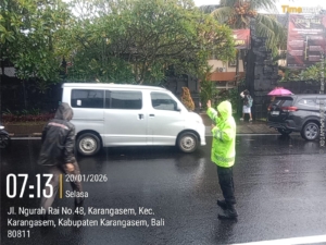 Dedikasi tanpa batas, personel Sat Samapta Polres Karangasem tetap melaksanakan strong point pagi di depan SMA Negeri 1 Amlapura meski hujan