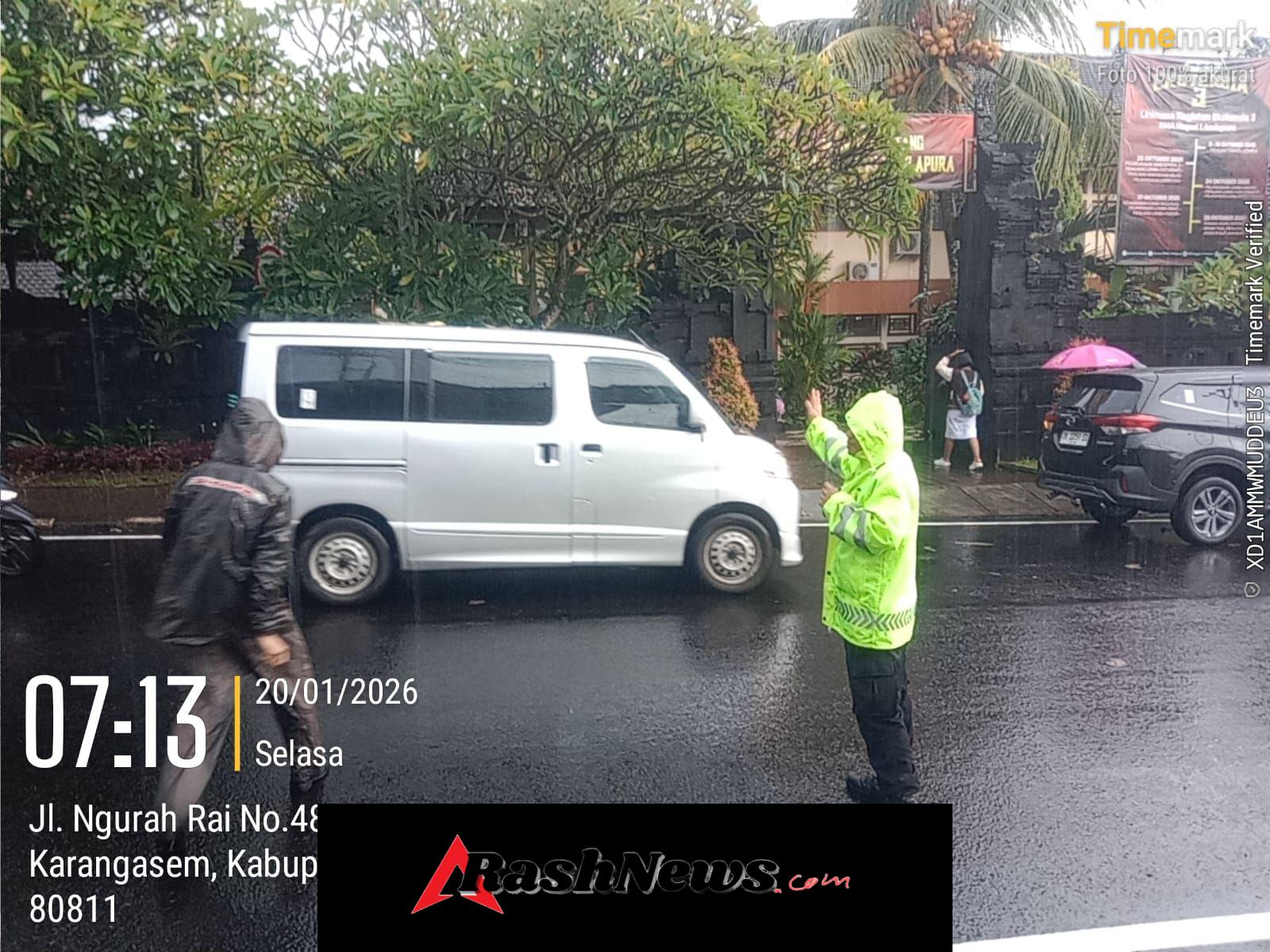 Dedikasi tanpa batas, personel Sat Samapta Polres Karangasem tetap melaksanakan strong point pagi di depan SMA Negeri 1 Amlapura meski hujan