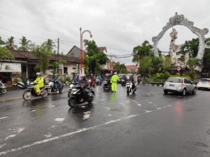 Personel Polsek Gianyar Laksanakan Pengaturan Lalu Lintas di Simpang Payal, Cegah Kemacetan di Tengah Hujan