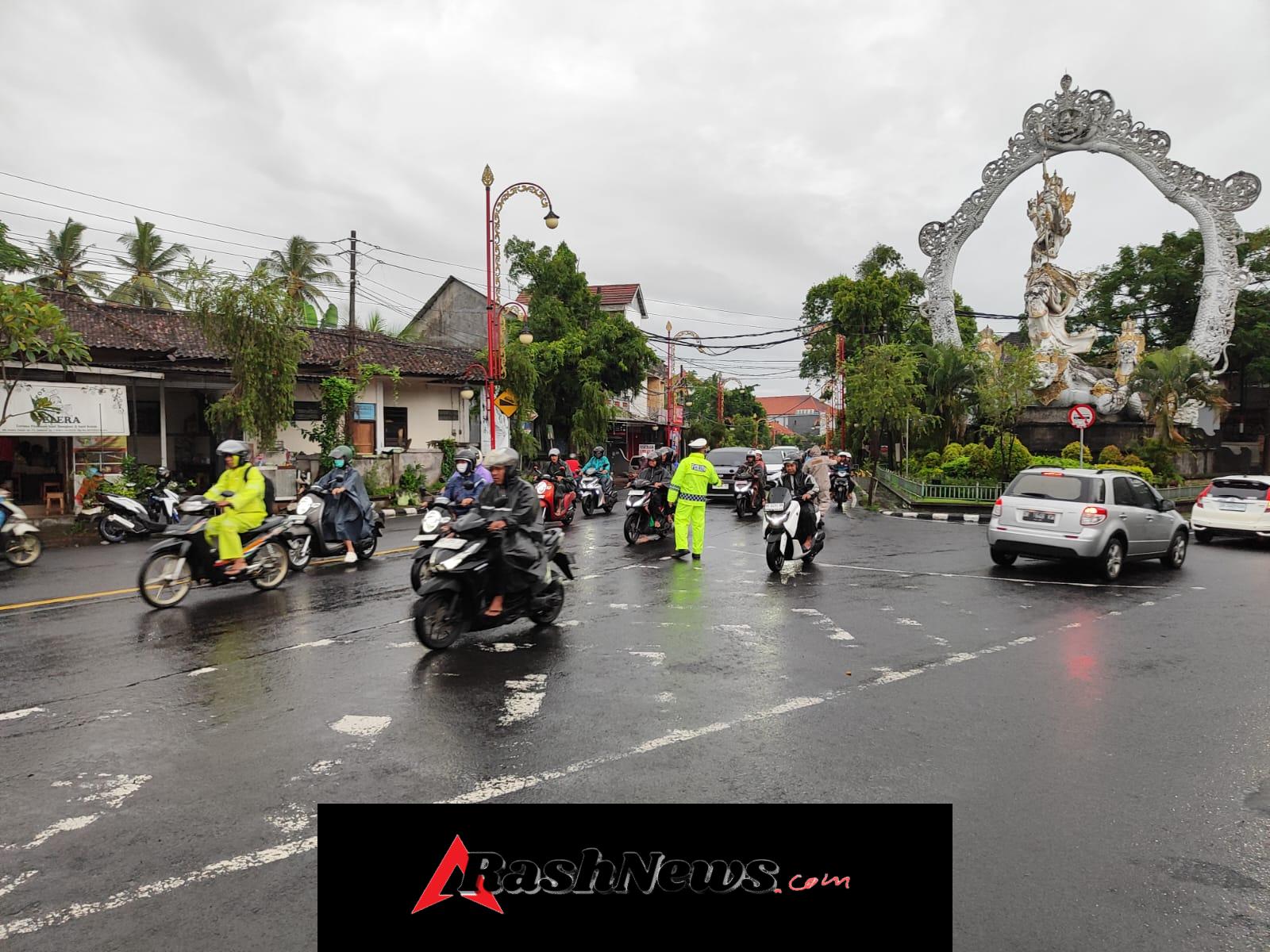 Personel Polsek Gianyar Laksanakan Pengaturan Lalu Lintas di Simpang Payal, Cegah Kemacetan di Tengah Hujan