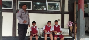 Polsek Denpasar Selatan Amankan Pembagian Makan Bergizi Gratis untuk Dukung Gizi Pelajar