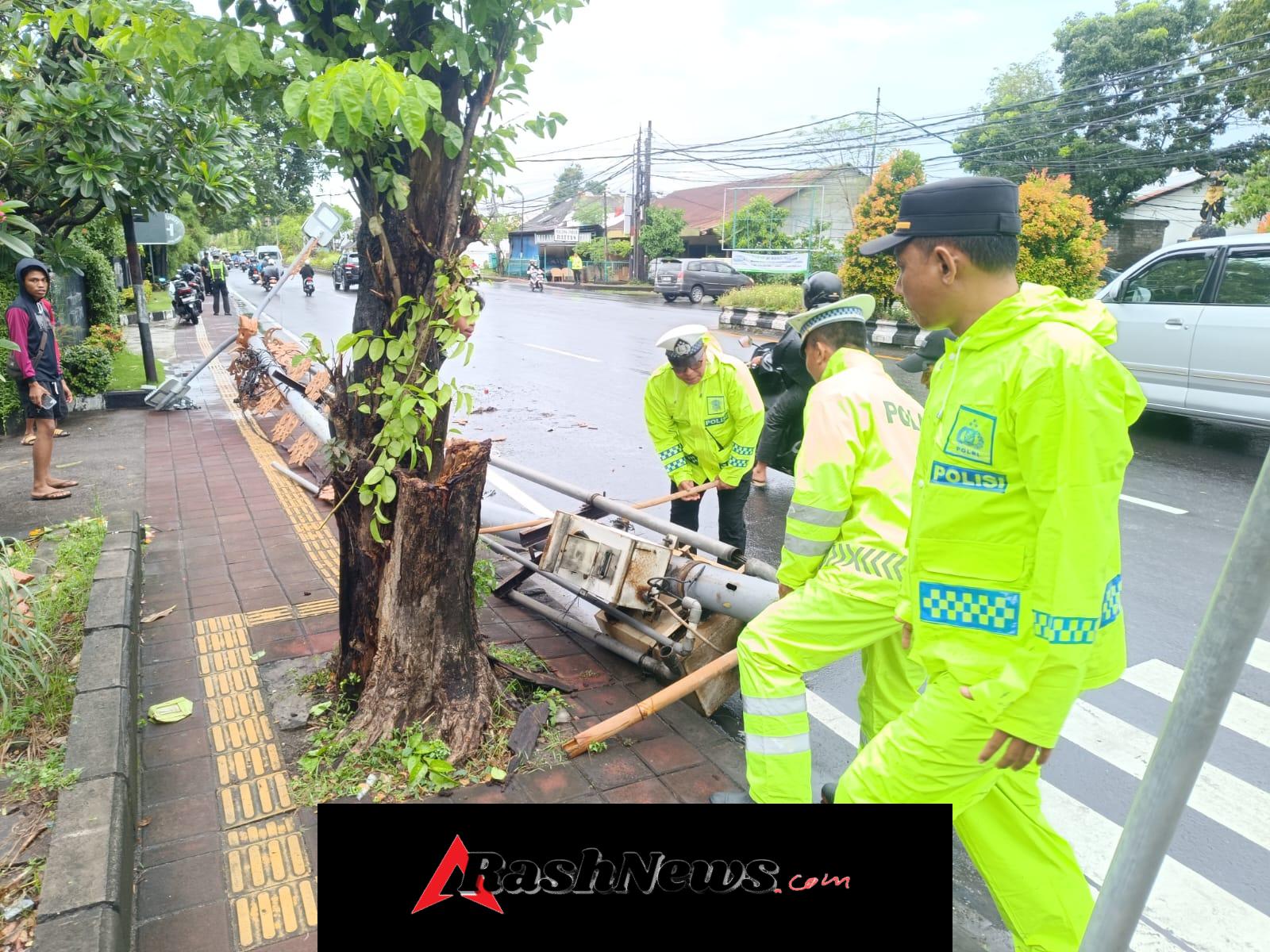 Hujan Deras Picu Dua Tiang Lampu Jalan Tumbang di Denpasar Selatan, Polisi Bergerak Cepat Amankan Lalin