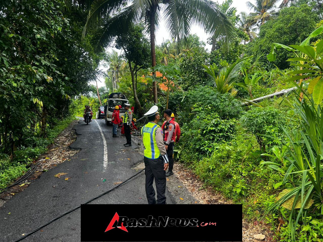 Cuaca Ekstrem Sebabkan Tiang Listrik Tumbang di Desa Sakti, Polisi Lakukan Pengamanan Lokasi.