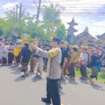 Bhabinkamtibmas Amankan Upacara Pitra Yadnya Warga Kusamba.