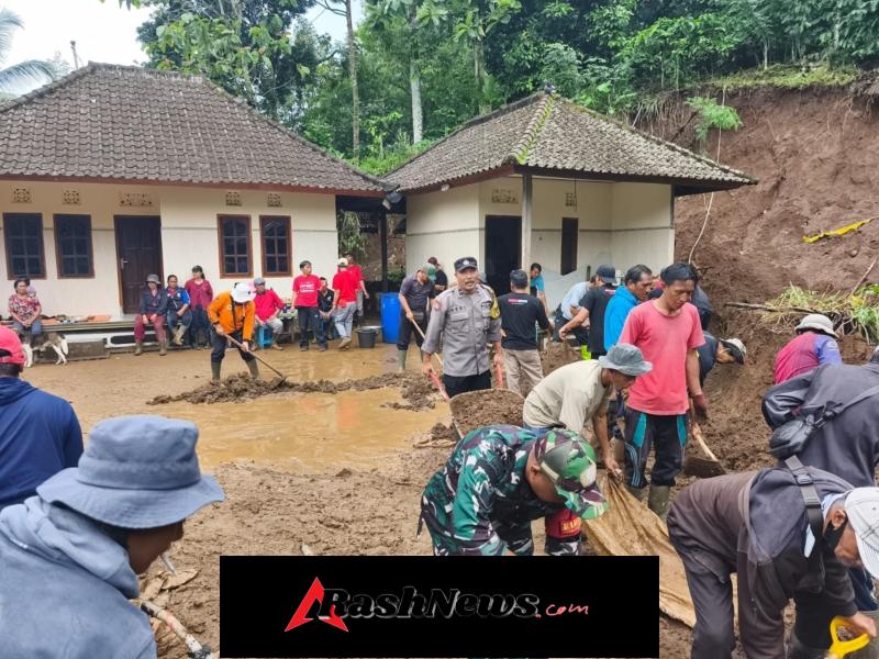 Hadir Membantu Warga Terdampak Bencana, Bhabinkamtibmas Desa Padangan Laksanakan Gotong Royong