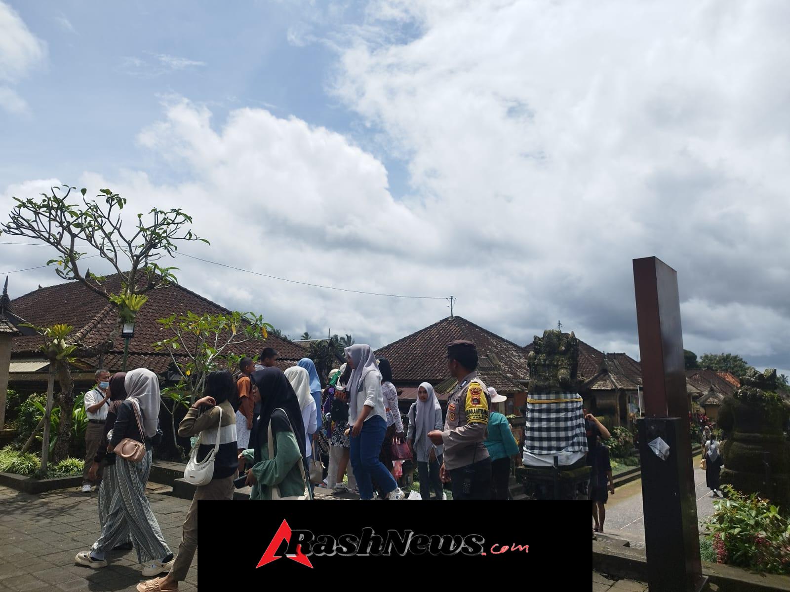 Pastikan Keamanan Wisatawan, Bhabinkamtibmas Kelurahan Kubu Sambangi Obyek Desa Wisata Penglipuran