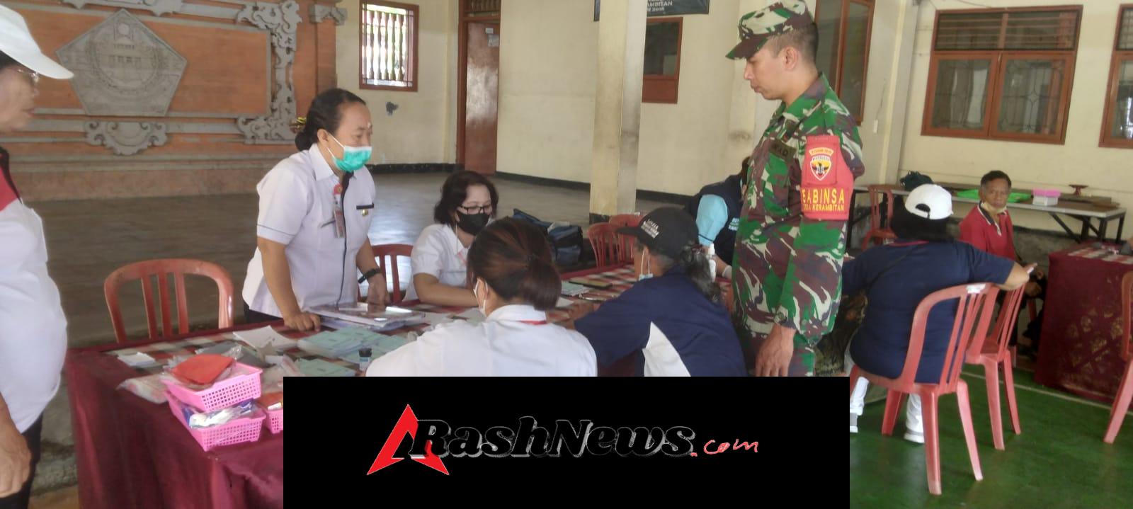 Peduli Lansia, Babinsa Desa Kerambitan Kawal Kegiatan Posyandu di Wantilan Desa