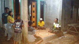 Babinsa Dompu Aktif Lakukan Komunikasi Sosial Saat Patroli Malam
