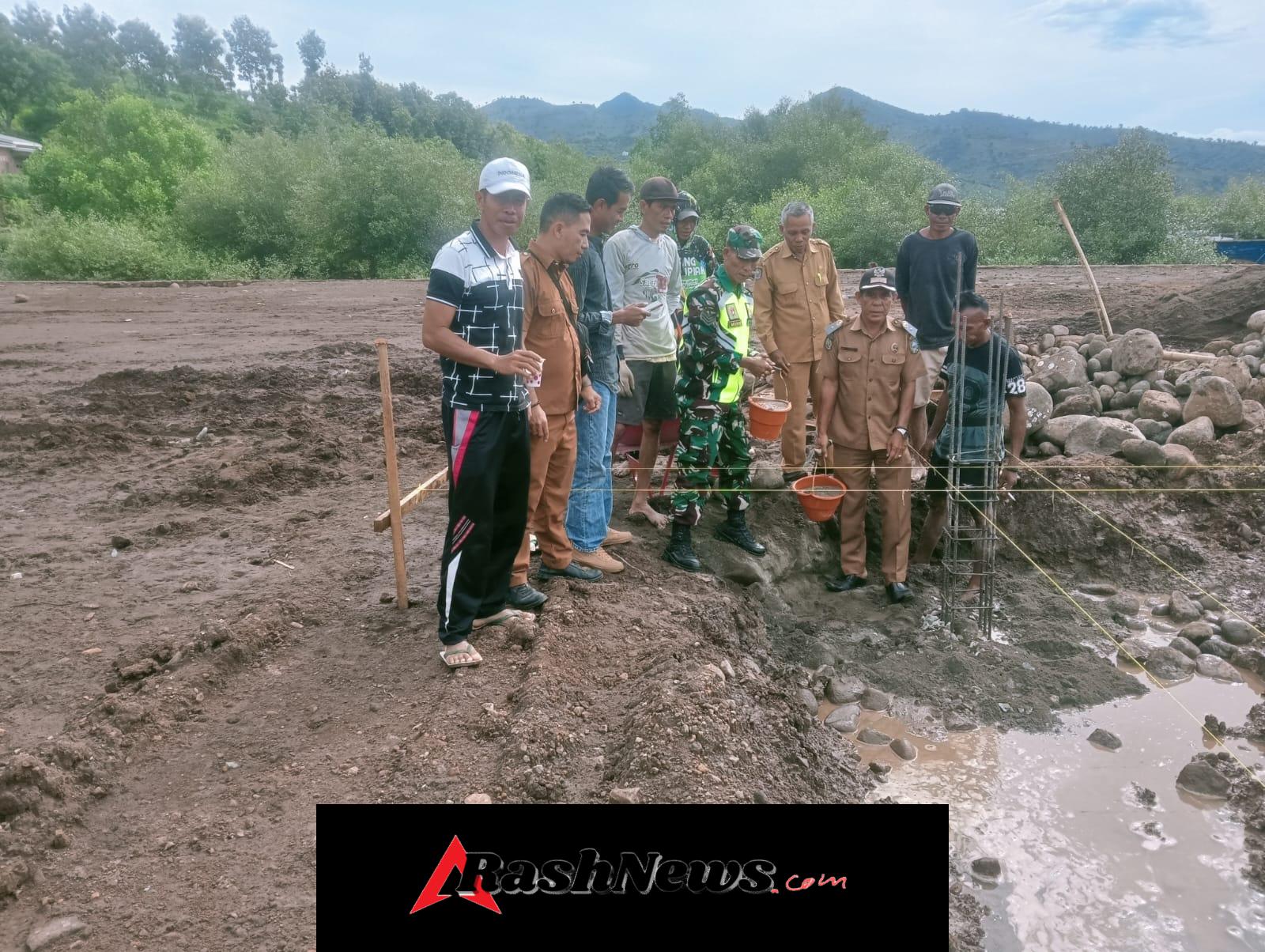 Peletakan Batu Pertama Pembangunan Koperasi Merah Putih Desa Punti oleh Babinsa Serka Munir