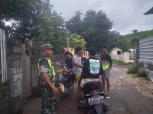 Babinsa Koramil Donggo Tingkatkan Kesadaran Keamanan Pribadi dan Lingkungan