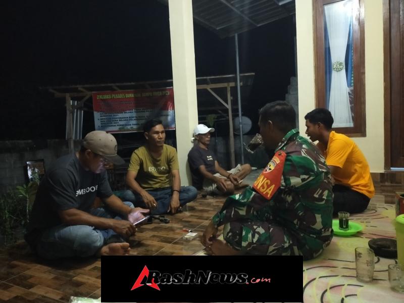 Babinsa Ajak Warga Bahas Keamanan Lingkungan Saat Ronda Malam